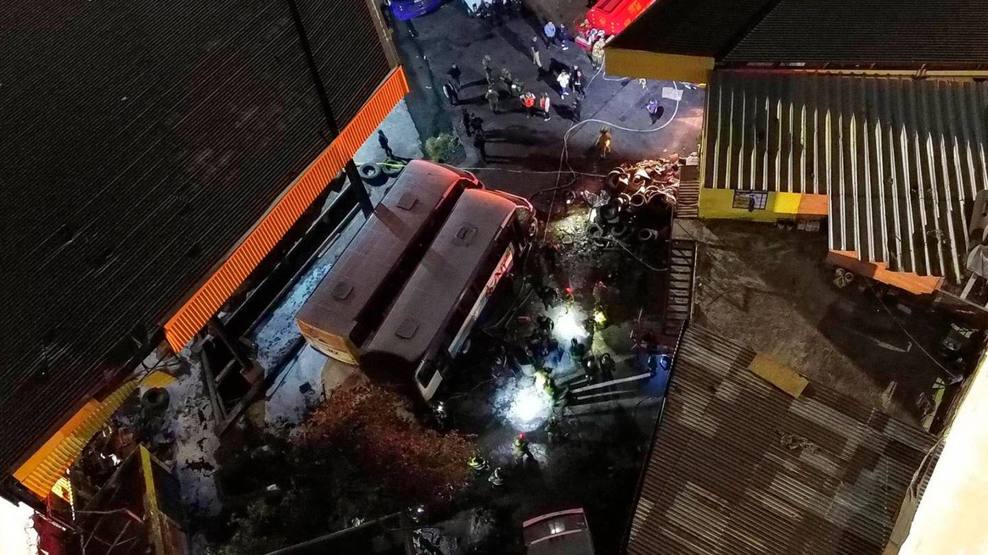 El aeronave cayó en un predio de la alcaldía Coyoacán. Los tres tripulantes murieron.