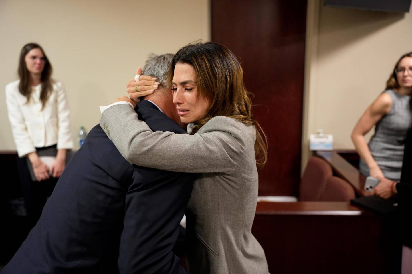 Alec Balwin abrazó a su familia al finalizar el juicio. (Foto: EFE)