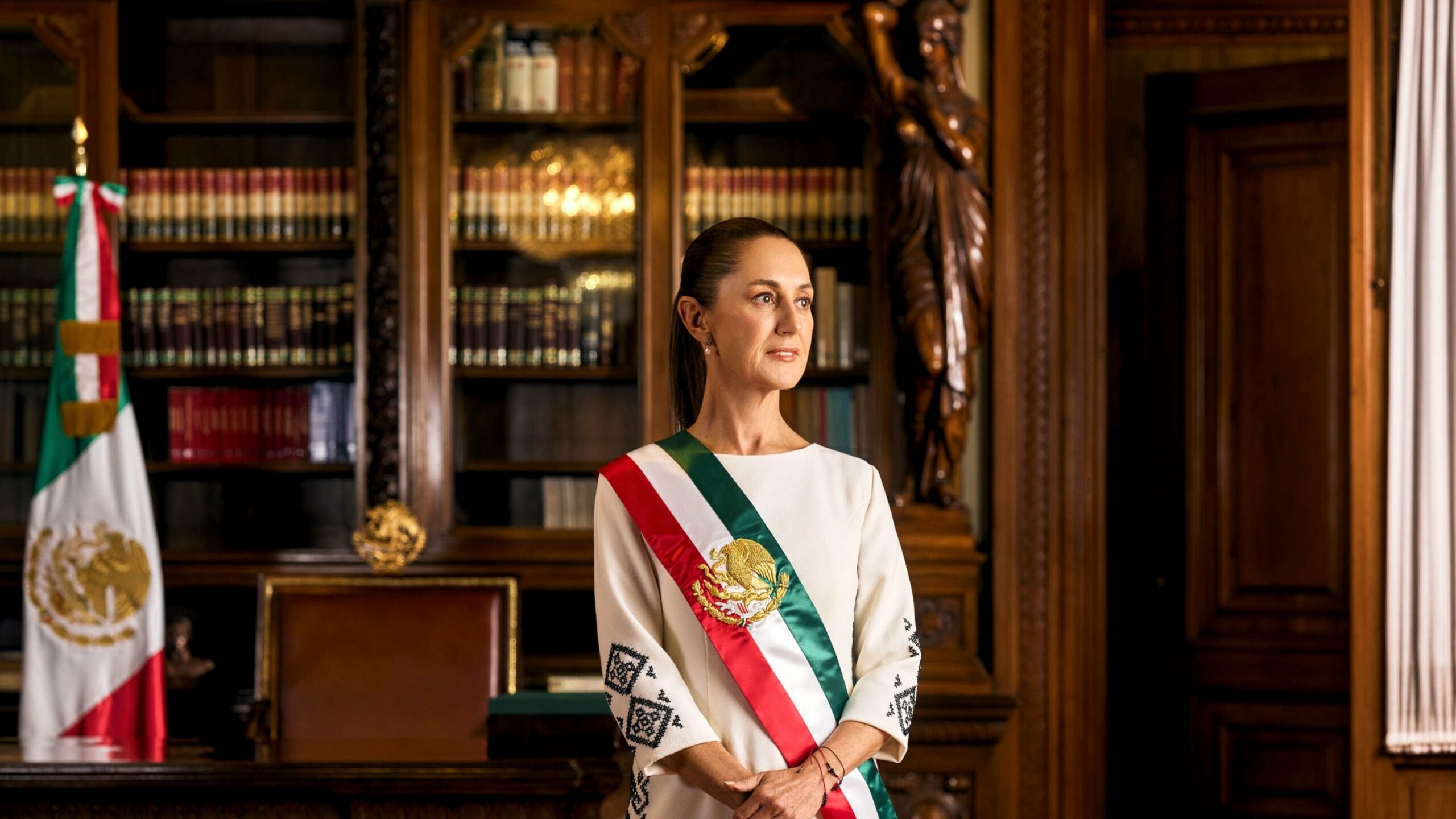 La oficina de la Presidencia de la República distribuyo la foto oficial de la Presidenta de México, Claudia Sheinbaum, la cual fue tomada en su despacho de Palacio Nacional (Foto: PRESIDENCIA DE LA REPÚBLICA/CUARTOSCURO)