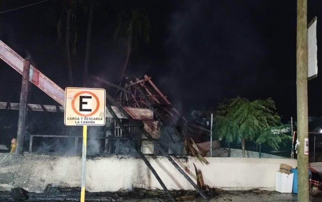 El restaurante La Cabaña en Acapulco, Guerrero fue incendiado por sujetos desconocidos (Foto: Gobierno Acapulco)