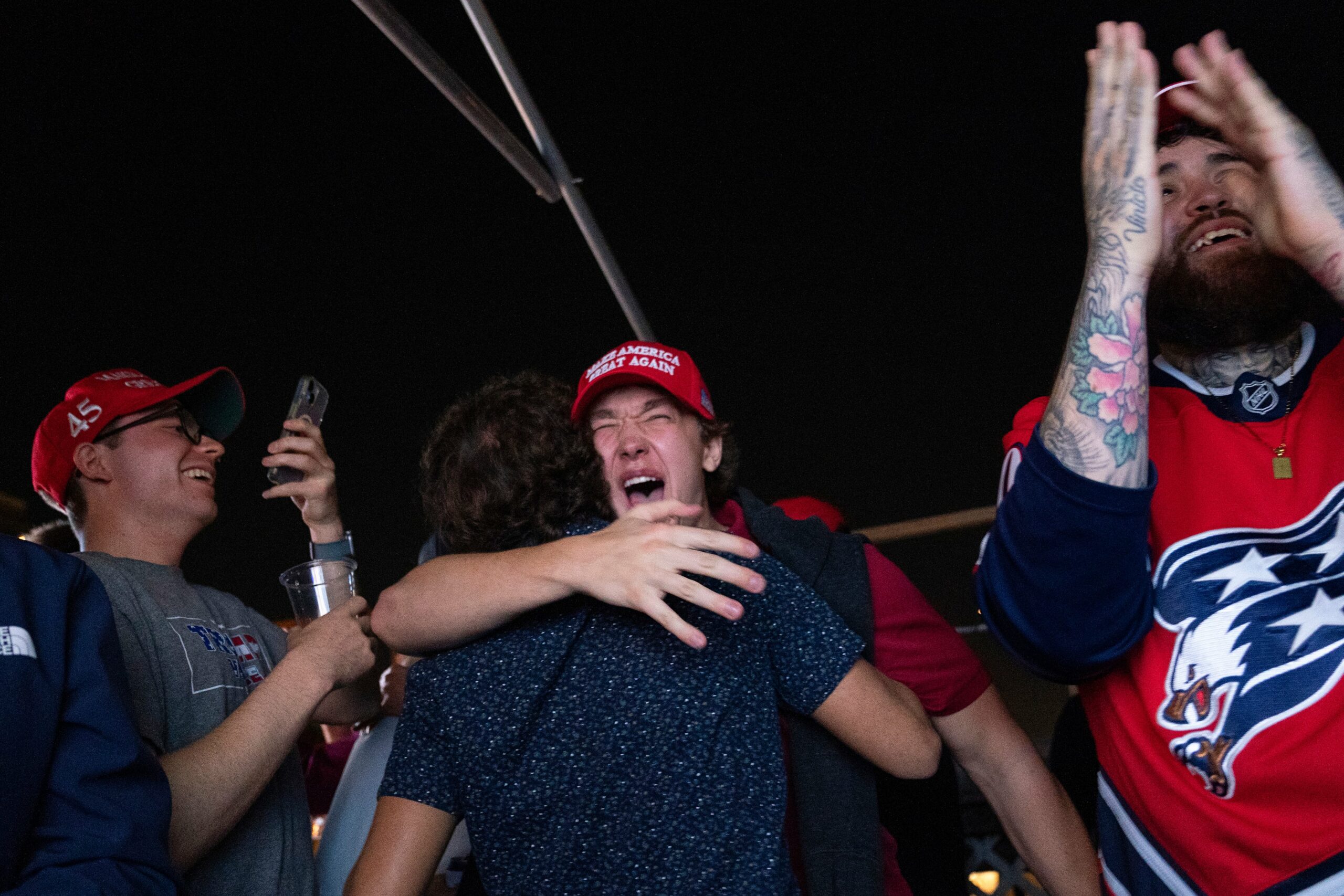 Seguidores reaccionan al conocer la noticia de que Trumo ganó en Georgia en la fiesta electoral de la campaña del expresidente y candidato republicano Donald Trump el miércoles 6 de noviembre de 2024, en Washington. (Foto: AP | Nathan Howard)