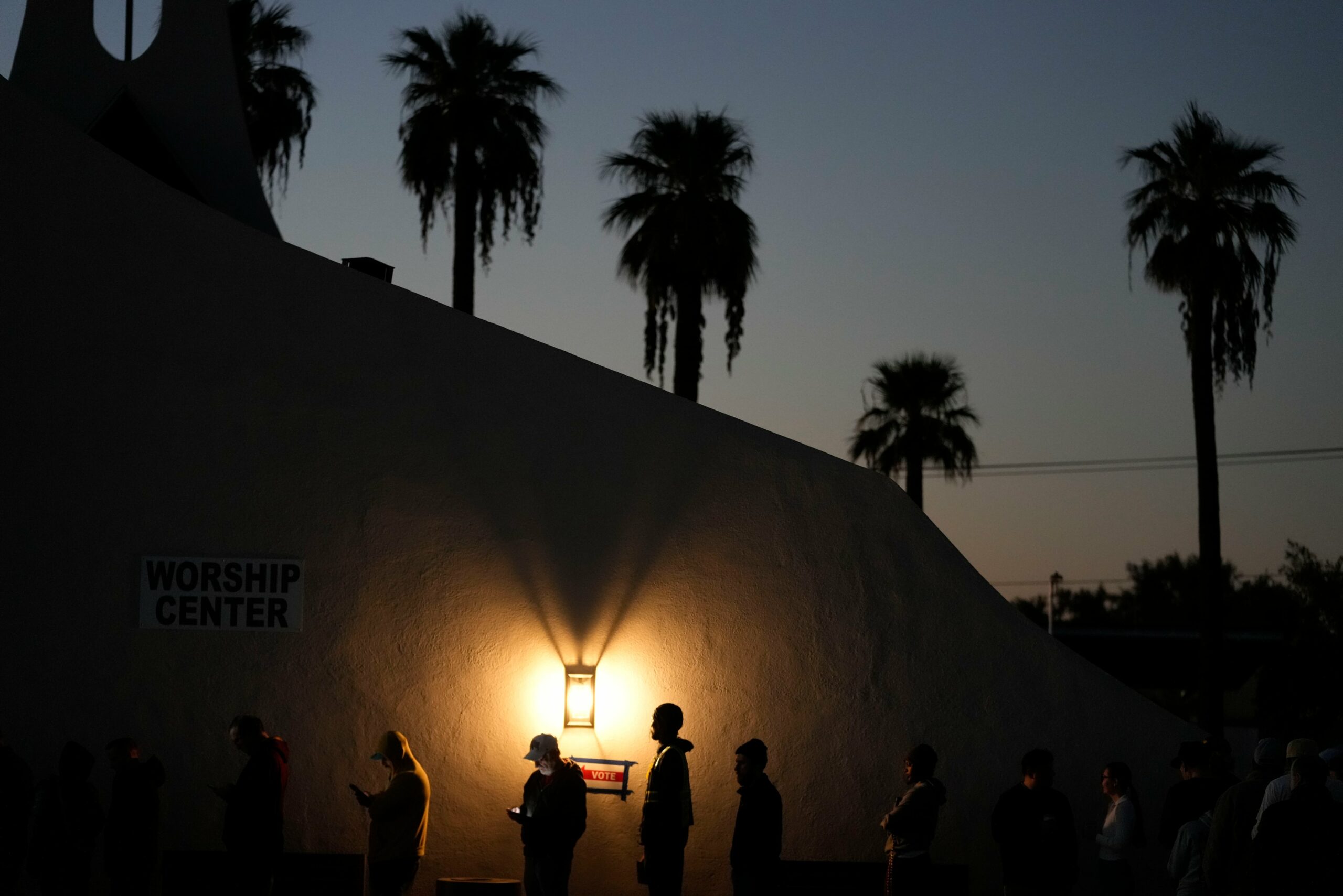 Varios votantes esperan en fila afuera de un centro de votación en Madison Church, el martes 5 de noviembre de 2024, en Phoenix, Arizona. (Foto AP /Matt York)