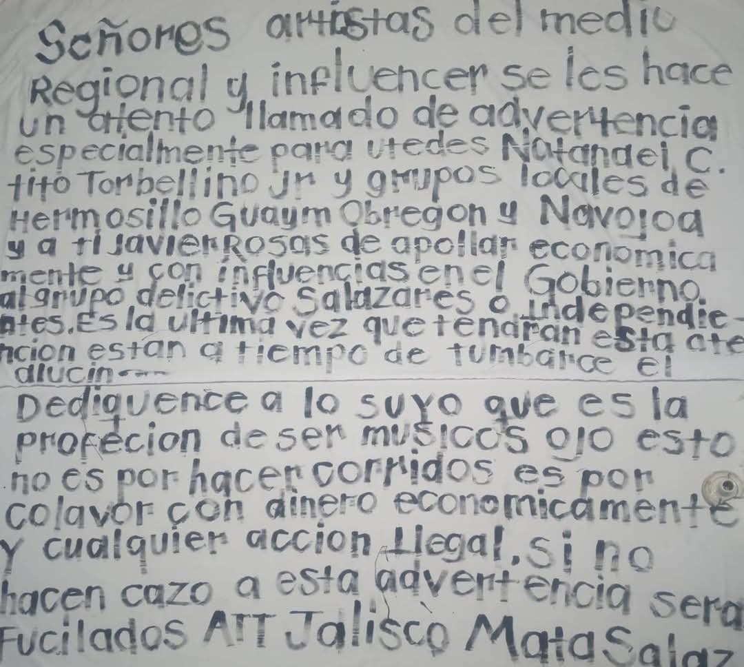 En una preparatoria de Sonora hallaron una narcomanta dirigida a influencers y cantantes mexicanos incluido Natanael Cano