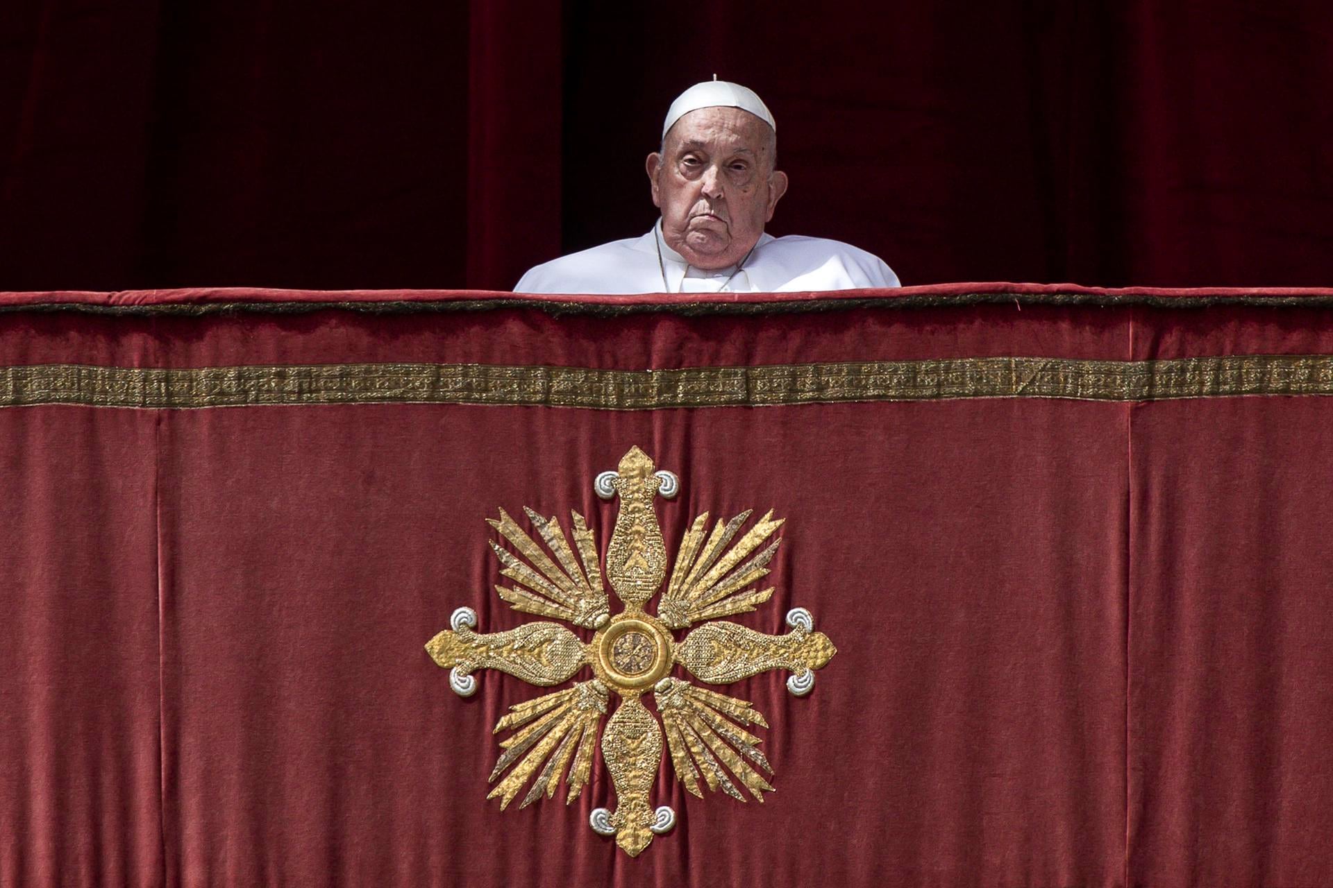 El papa Francisco mientras saludó a los asistentes durante la bendición Urbi et Orbi tras la misa del Domingo de Resurrección en la Plaza de San Pedro Vaticano.