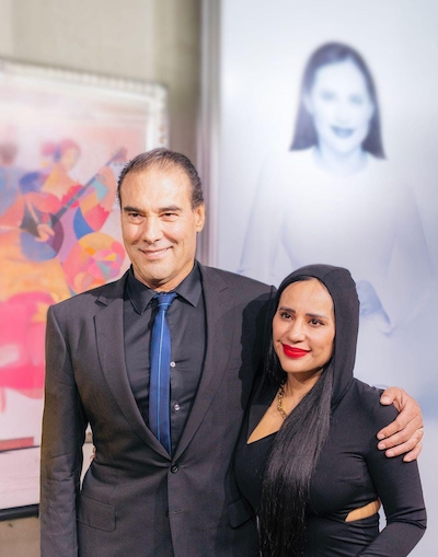 Eduardo Yáñez estuvo presente en la inauguración de la galería de arte de Sandra Cuevas. (Foto: X @sandracuevasga)