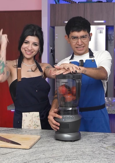 Cazzu cocinó con 'Chef en proceso' para su canal de YouTube donde explicó por qué dejó de comer carne. (Foto: YouTube)