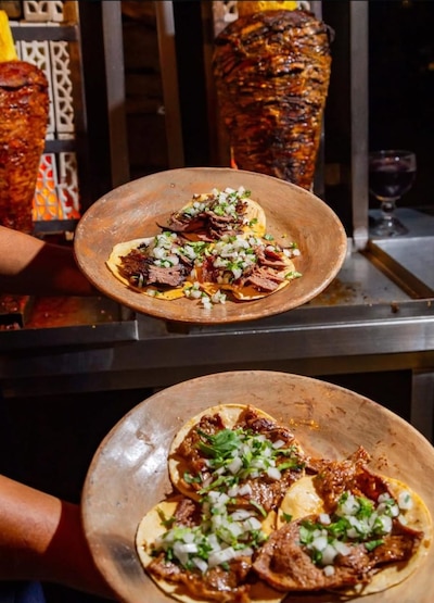 La taquería de Roberto Palazuelos vende pastor y pastor negro, receta especial de la casa. (Foto: Instagram @tacospapi_mx)