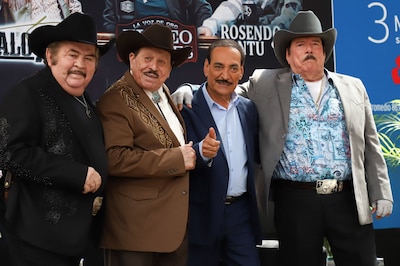 CIUDAD DE MÉXICO, 25FEBRERO2025.- Eliseo Robles (izquierda) junto a  Rosendo Cantú, Raúl Hernández y Lalo Mora, integrantes del show Palomazo Norteño. (Foto: Daniel Augusto/Cuartoscuro)
