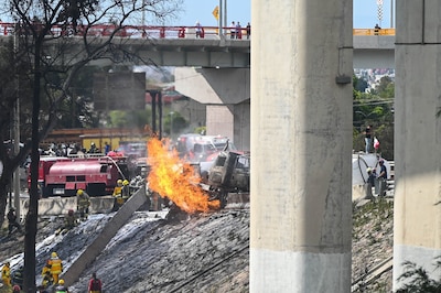 Derivado de la volcadura de una pipa en el Puente de la Concordia, alcaldía Iztapalapa, se registró una explosión en la zona que provocó que varios vehículos quedarán calcinados, con saldo de cuatro personas muertas (FOTO: AGENCIA CUARTOSCURO)