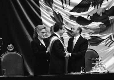 Ernesto Zedillo (Izquierda) junto a Carlos Salinas de Gortari durante la toma de protesta del exmandatario Zedillo